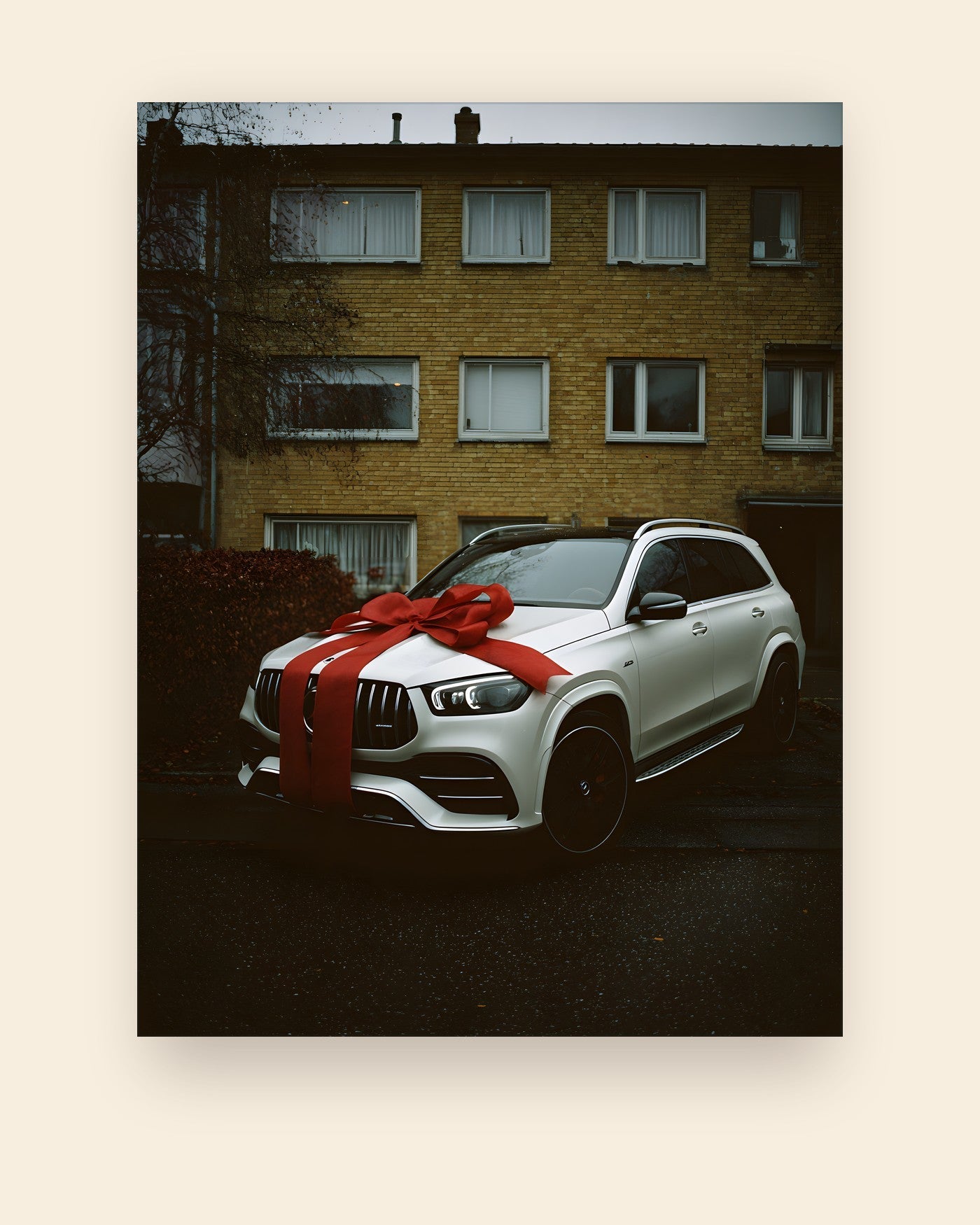 Plakat med en hvid SUV med rød sløjfe parkeret foran en almindelig boligblok