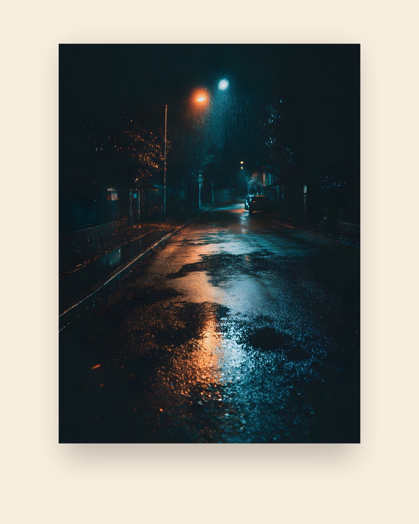 Plakat med en tom gade efter regn, hvor gadelygterne spejler sig i den våde asfalt