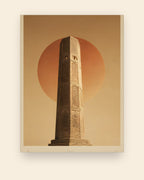 Plakat med Minaretten i Jam — en høj teglminaret med geometrisk murværk mod en rustrød solskive