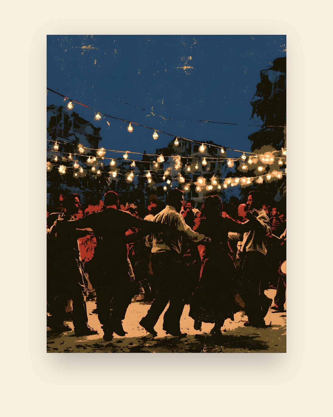 Plakat med mennesker der danser på en gårdplads under hængende lyskæder