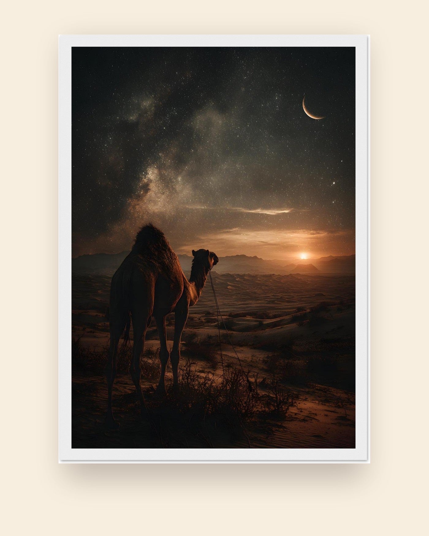 Kamel under nymåne — ørkenplakat i ramme i ramme på creme