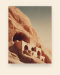 Plakat med de to tomme buddhanicher hugget ind i sandstensklippen i Bamiyan